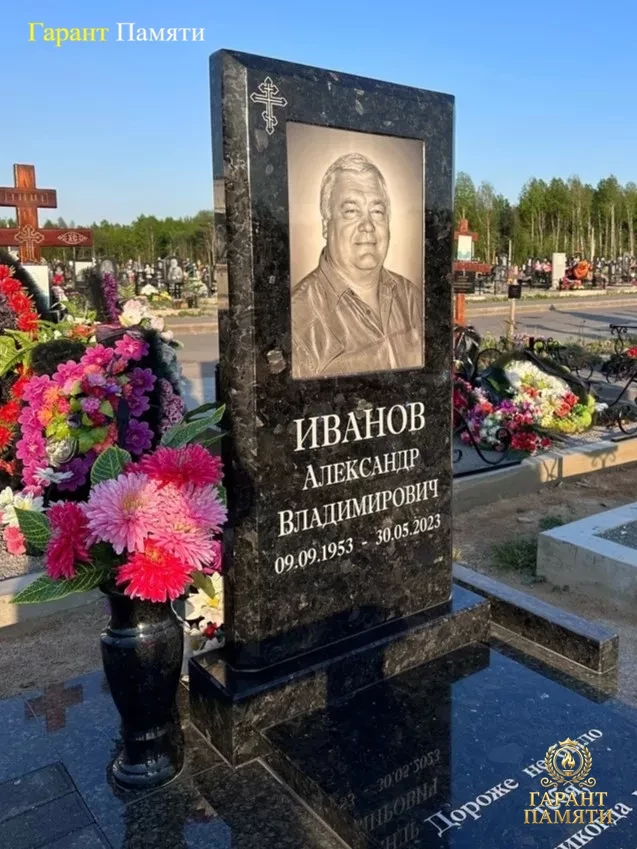 Памятник из цветного гранита 8