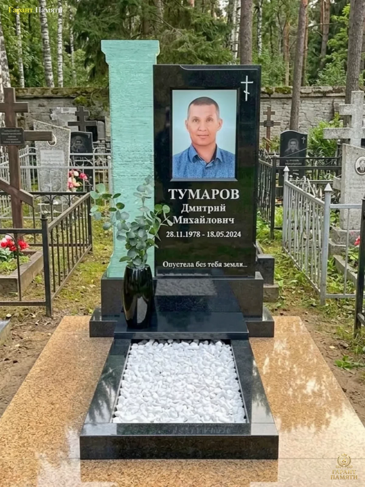 Элитный памятник с колонной из стекла